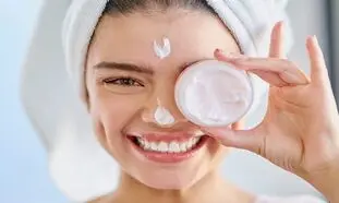 ۵ کرم مرطوب کننده پرفروش برای  پوست حساس + قیمت