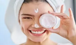 ۵ کرم مرطوب کننده پرفروش برای  پوست حساس + قیمت