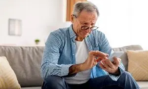 5 گوشی موبایل مناسب برای هدیه دادن به پدر و مادر + قیمت