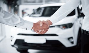 هر کارت ملی : 250 میلیون تومان / دلالان خودروهای وارداتی مشغول کارند