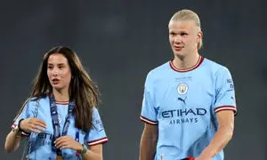 تصویر دیده نشده ای از نامزد ارلینگ هالند روی سکوها