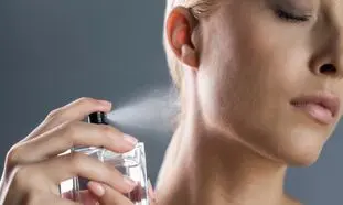 5 نکته کاربردی برای افزایش ماندگاری عطر در روزهای گرم تابستان