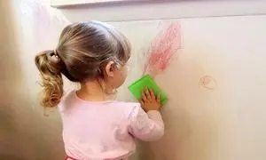 آسان‌ ترین ترفند برای تمیزکردن کاغذ دیواری