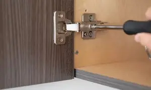 چگونه درب کابینت را رگلاژ کنیم ؟