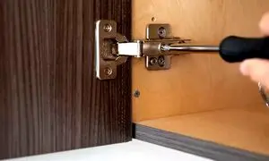 چگونه درب کابینت را رگلاژ کنیم ؟