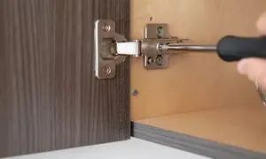 چگونه درب کابینت را رگلاژ کنیم ؟