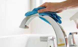 ۵ ترفند خانگی برای برق انداختن شیرآلات