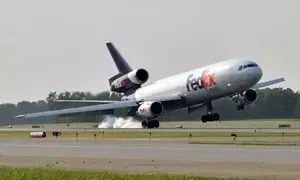 لحظه دلهره آور فرود هواپیمای مسافربری و برخورد به باند فرودگاه (ویدیو)