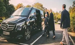 اجاره ون با راننده بهتر است یا بدون راننده؟
