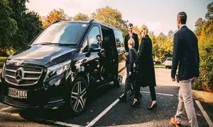اجاره ون با راننده بهتر است یا بدون راننده؟