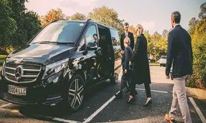 اجاره ون با راننده بهتر است یا بدون راننده؟