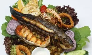 طعم هیجان‌انگیز غذاهای دریایی را با سفر به کیش تجربه کنید
