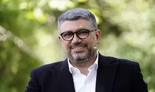 کنایه رضا رشیدپور به ممنوعیت ورود آیفون ۱۴ و ۱۵