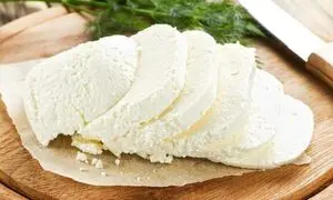 طرز تهیه یک کیلو پنیر با یک لیتر شیر (ویدیو)