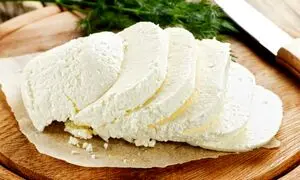 طرز تهیه یک کیلو پنیر با یک لیتر شیر (ویدیو)