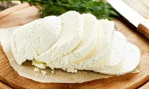 طرز تهیه یک کیلو پنیر با یک لیتر شیر (ویدیو)