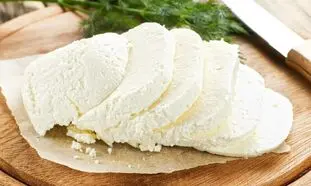 طرز تهیه یک کیلو پنیر با یک لیتر شیر (ویدیو)