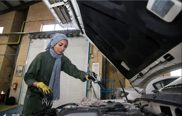 چرا خانم ها باید مکانیک خودرو بدانند؟ + معرفی آموزشگاه