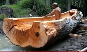 ساخت ماهرانه یک قایق با تنه درخت به سبک انسان های اولیه (ویدیو)