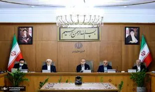 نگاه معنادار قاضی زاده به پزشکیان در جلسه هیئت دولت