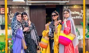 10 لباس سفر که در مسافرت یک روزه نباید پوشید