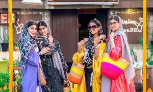 10 لباس سفر که در مسافرت یک روزه نباید پوشید