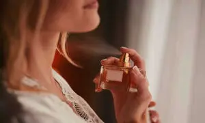 5 تاثیر شگفت انگیز عطر زدن در موقعیت های اجتماعی
