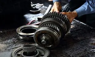 چگونه خرابی‌ های رایج گیربکس دستی را تشخیص دهیم؟