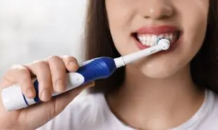 تضمین سلامت دهان و دندان با استفاده از مسواک برقی