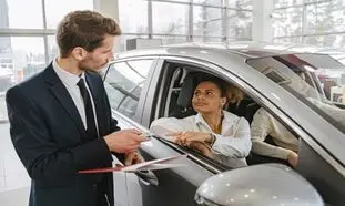 اجاره ماشین با راننده فرصتی طلایی برای راحتی بیشتر در شهرهای شلوغ
