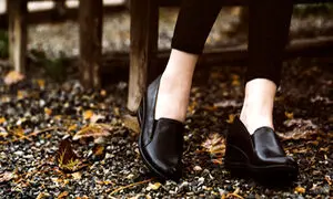 راحتی پا در محیط کار؛ خرید اقساطی کفش طبی با چرم طبیعی برای بانوان شاغل