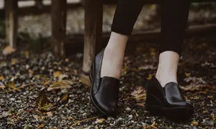 راحتی پا در محیط کار؛ خرید اقساطی کفش طبی با چرم طبیعی برای بانوان شاغل