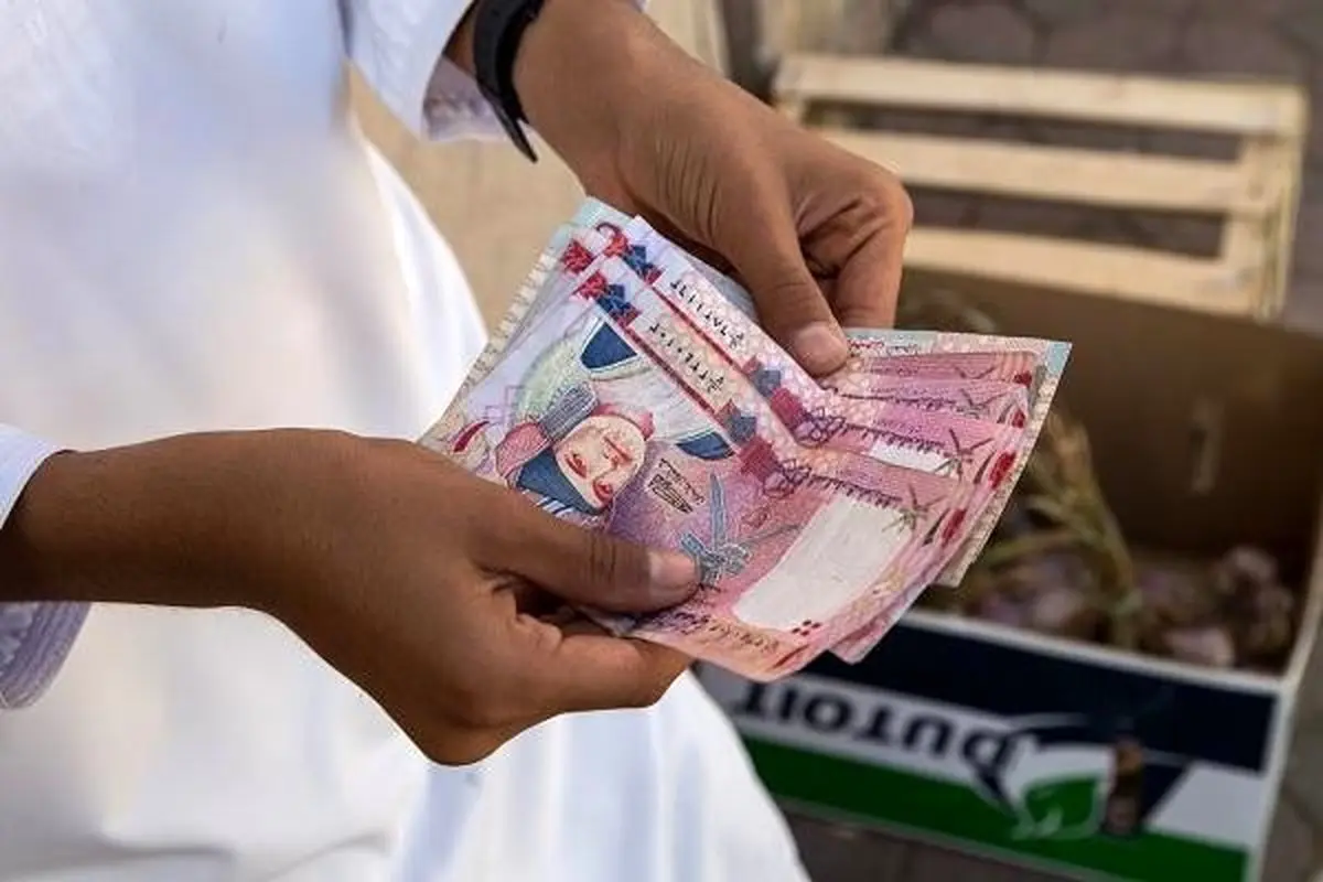 بررسی عوامل موثر بر نرخ تبدیل حواله ریال عمان