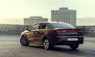 سیر نزولی قیمت خودرو تارا همچنان ادامه دارد: بررسی قیمت تارا اتوماتیک پاییز 1403