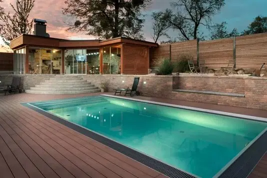 مزایای استفاده از چوب پلاستیک در استخر