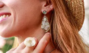 مدل‌ های جذاب اکسسوری رزینی؛ انتخابی منحصر به‌ فرد برای تکمیل استایل شما