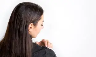 بهترین روش برای رفع شوره سر چیست؟