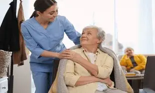 پرستار سالمند: خدمات حرفه‌ای و مراقبت ویژه در منزل با مرکز هیراد