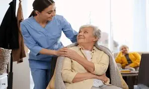 پرستار سالمند: خدمات حرفه‌ای و مراقبت ویژه در منزل با مرکز هیراد