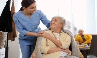 پرستار سالمند: خدمات حرفه‌ای و مراقبت ویژه در منزل با مرکز هیراد