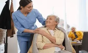 پرستار سالمند: خدمات حرفه‌ای و مراقبت ویژه در منزل با مرکز هیراد
