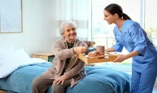 خدمات پرستاری سالمند در منزل با مرکز پرستاری هیراد – مراقبتی دلسوزانه و حرفه‌ای