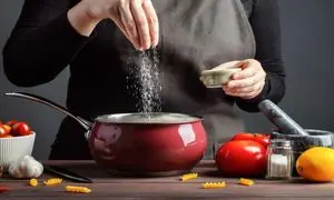 اشتباهاتی که در آشپزی مشکل ساز می شوند + راهکارها