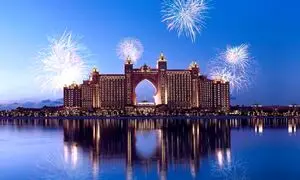 تور دبی یا مالزی؟ مقایسه این دو مقصد توریستی برای سفرهای نوروزی