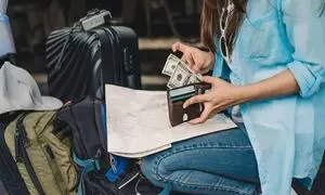 دلار بالا رفت، سفر پایین آمد؟ | بررسی تأثیر نوسانات دلار بر تصمیم سفر ایرانیان