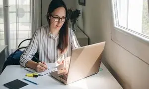 بهترین راه‌ های کسب درآمد از اینترنت در سال 1404؛ بررسی بهترین ایده‌ های پولساز!