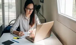 بهترین راه‌ های کسب درآمد از اینترنت در سال 1404؛ بررسی بهترین ایده‌ های پولساز!