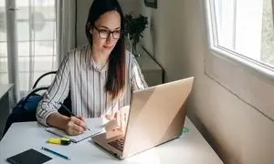 بهترین راه‌ های کسب درآمد از اینترنت در سال 1404؛ بررسی بهترین ایده‌ های پولساز!