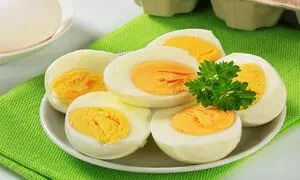مصرف ﺗﺨﻢ ﻣرغ آب‌ پز به اندازه ﺑرج اﯾﻔﻞ
