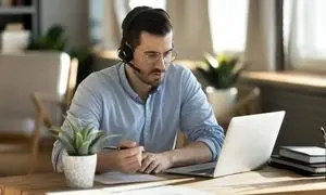 آشنایی با فضای کاری کارگزاری‌ ها در گفت‌ و گوی زنده با مدیرعامل کارگزاری مبین سرمایه